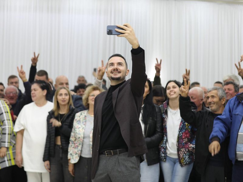 Salianji nis foltoret anti-Berisha nga Korça: Kur politika përpiqet të humbasë kuptimin e saj, forca vjen nga njerëzit Salianji nis foltoret anti-Berisha nga Korça: Kur politika përpiqet të humbasë kuptimin e saj, forca vjen nga njerëzit