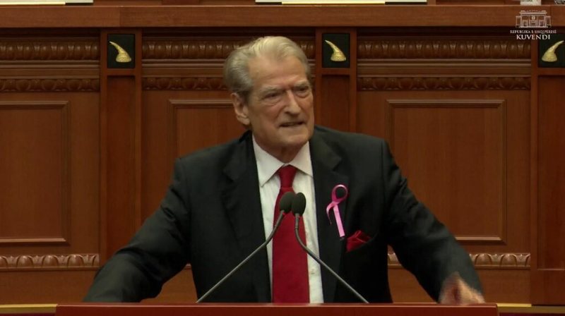 Berisha “trimërohet” pas largimit të kreut të SPAK nga Kuvendi: I shpifur, avokat i vjedhjeve të Ramës!