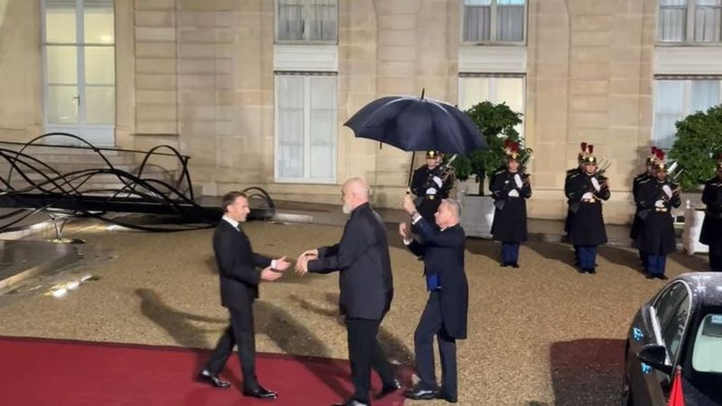 Vizita në Paris, Rama dhe bashkëshortja e tij priten për darkën zyrtare nga presidenti Macron Vizita në Paris, Rama dhe bashkëshortja e tij priten për darkën zyrtare nga presidenti Macron