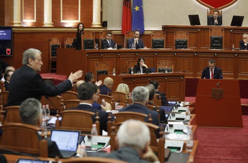 Sali Berisha sulmon Altin Dumanin në Kuvend: Lexoji pyetjet e plota! Kreu i SPAK: Nuk jam njeri që dorëzohem