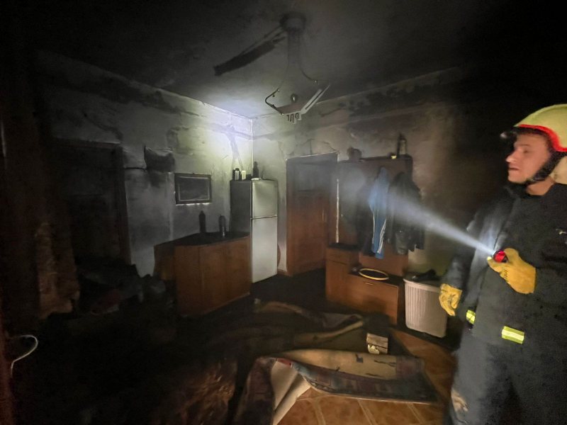 Tragjedi në Maliq! Humb jetën nëna 38 vjeçare dhe djali 14-vjeçar nga asfiksia pasi banesa mori flakë, shpëton e mitura 6 vjeçare, hidhet nga dritarja