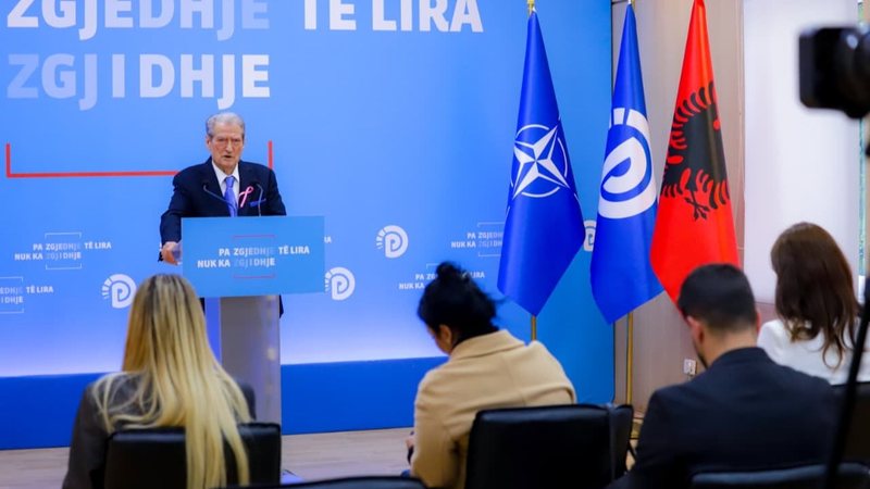 Berisha ‘harron’ revolucionin: Jam gati të ulem me Ramën për ndryshimet e Kushtetutës