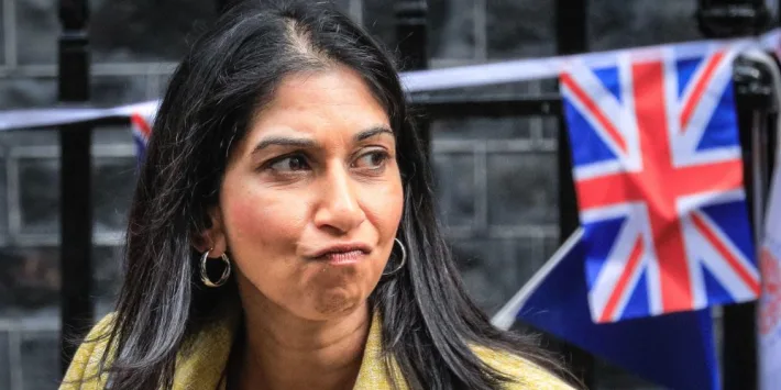 Rama thumbon ish-ministren britanike: Ku është sot Suella? Nëse të mallkojnë shqiptarët, zhdukesh