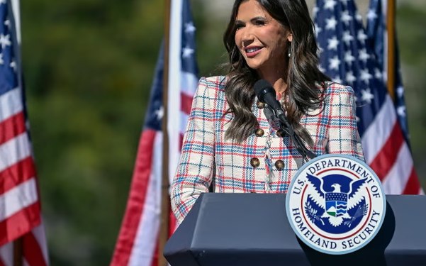 Incidenti me agjentët federalë, zyrtarja e lartë e Trump: Çikagoja është “zonë lufte”!