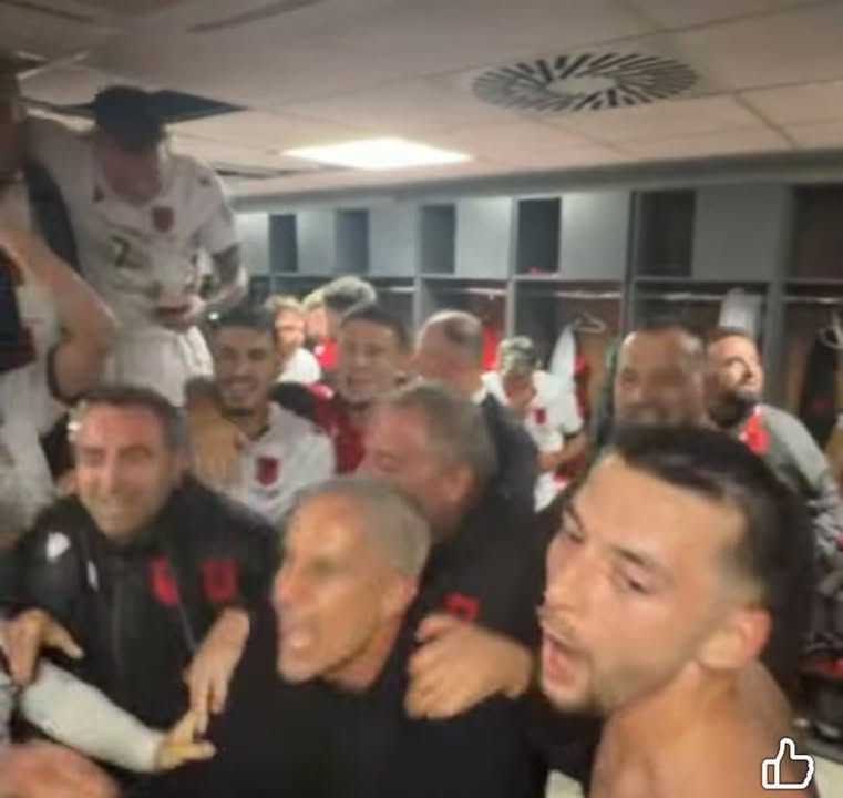 VIDEO/ “O sa mirë me qenë shqiptar”! Festë madhështore në dhomat e zhveshjes pas fitores historike ndaj Serbisë