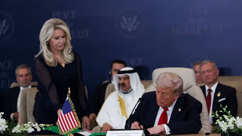 Donald Trump nënshkruan dokumentin e planit të paqes në Gaza: Na u deshën 3000 vite për këtë