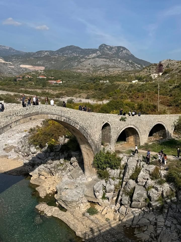 Një nga atraksionet historike më të frekuentuara nga turistët: “Ura e Mesit” e rilindur në Shkodër!