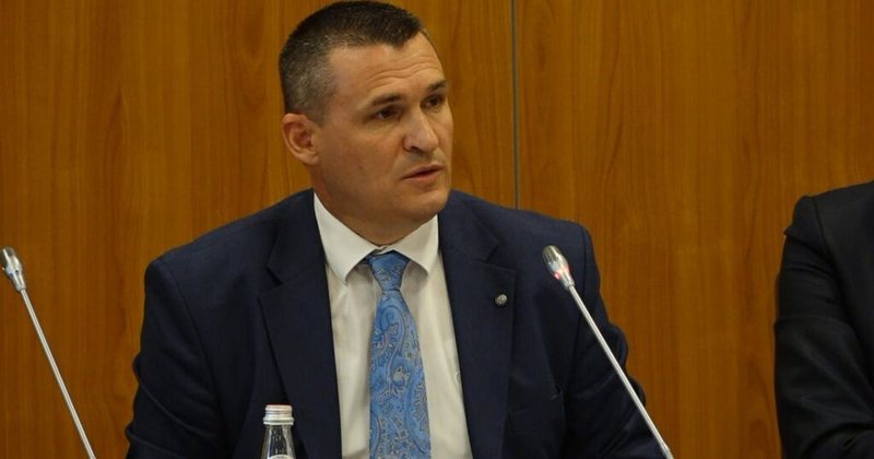 Dumani:  Çështja “McGonigal”… janë kryer hetime të shumta në Shqipëri, presim përgjigje nga autoritetet e huaja?! Qytetarët e “masakrojnë”:  Merru me 21 janrin, Gërdecin, lëri brockullat se nuk i…