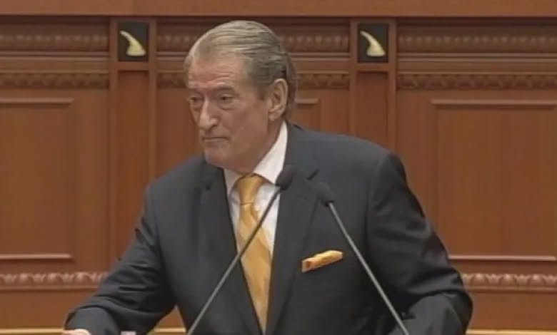 VIDEO/ Momenti kur Sali Berisha “humbet rrugën” në foltore: Ministrat “shkrihen gazi” me kreun e PD-së