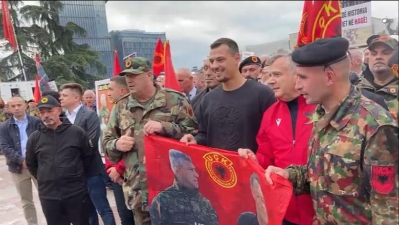 Falenderimi për Ramën, ja çfarë i dhuruan kryeministrit veteranët e UÇK-së në Tiranë