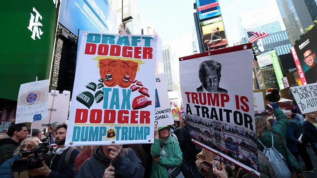 “No Kings” nis protesta kundër Trump: Mijëra protestues mbushin sheshin në New York