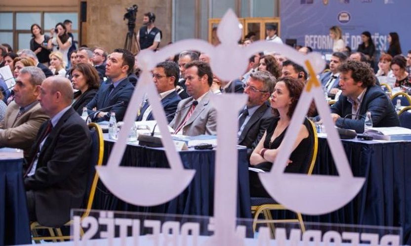 “Zgjohen” deputetët socialist të ligjeve, sulm ndaj KLP! Manja: Nëse s’reflektoni, ndërhyn Kuvendi! Xhafaj: Po i krijoni vendit problem në anëtarësimin në BE