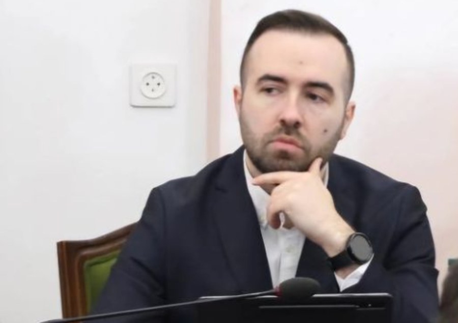 Bashkëjetuesi i gjyqtares Megi Strakosha që sulmoi avokatin, ekspert te komisioni anti-SPAK “Xhafaj”! Babai i saj i dënuar nga SPAK
