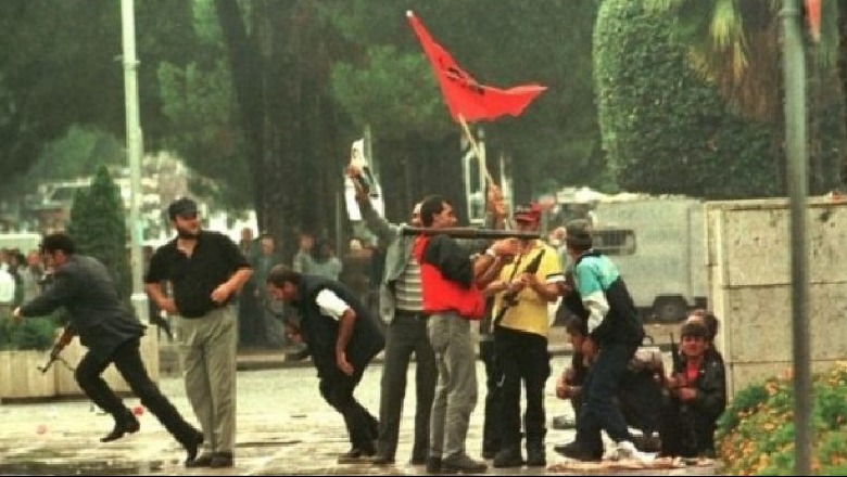 Kryengritja e armatosur e 14 shtatorit, ish kreu i SHIK: U organizua nga Berisha, 3 mijë veta u përgatitën para vrasjes së Hajdarit! Nanos i lanë një plumb në zyrë