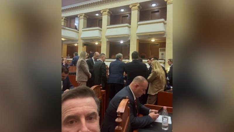 Braçe ironizon “mbledhjen” e demokratëve në Kuvend dhe Berishën: Prokurorin pyete në Gjykatë për çështjen tënde