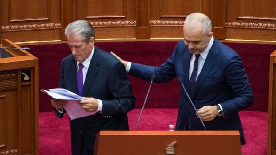 Mbajnë në këmbë njëri-tjetrin: Nëse rrëzohet Saliu, bie edhe Edi!