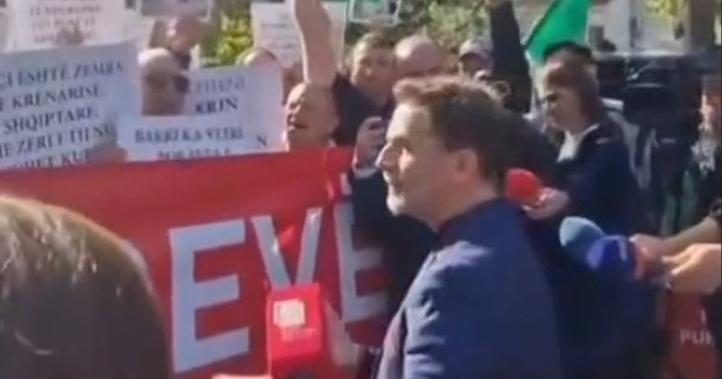 Erion Braçe “del” nga grupi i socialistëve, i bashkohet protestës së minatorëve para Parlamentit: Të drejtat tuaja janë themelore