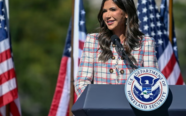 Incidenti me agjentët federalë, zyrtarja e lartë e Trump: Çikagoja është “zonë lufte”!