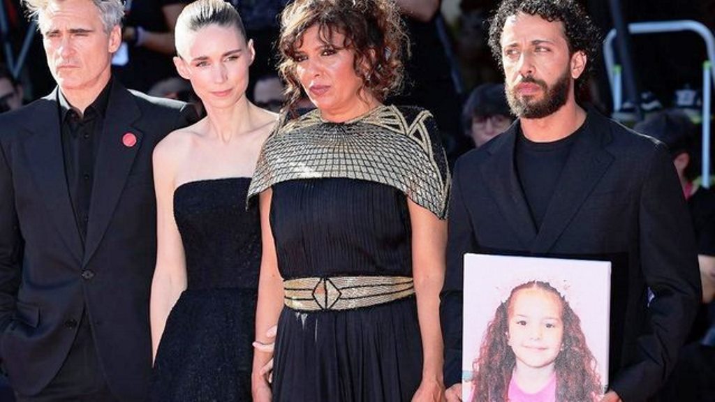 Duartrokitje pafund dhe lot në Venecia. Nëna e Hind Rajab: Zëri i vajzës sime të zgjojë botën Duartrokitje pafund dhe lot në Venecia. Nëna e Hind Rajab: Zëri i vajzës sime të zgjojë botën