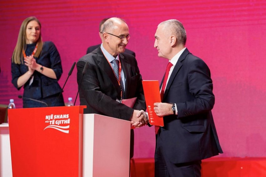 Petrit Vasili apo Tit Vasali nuk e harron: Dedikim të ndjerë dhe lot për Ilir Metën me rastin e 1 vjetorit në burg Petrit Vasili apo Tit Vasali nuk e harron: Dedikim të ndjerë dhe lot për Ilir Metën me rastin e 1 vjetorit në burg