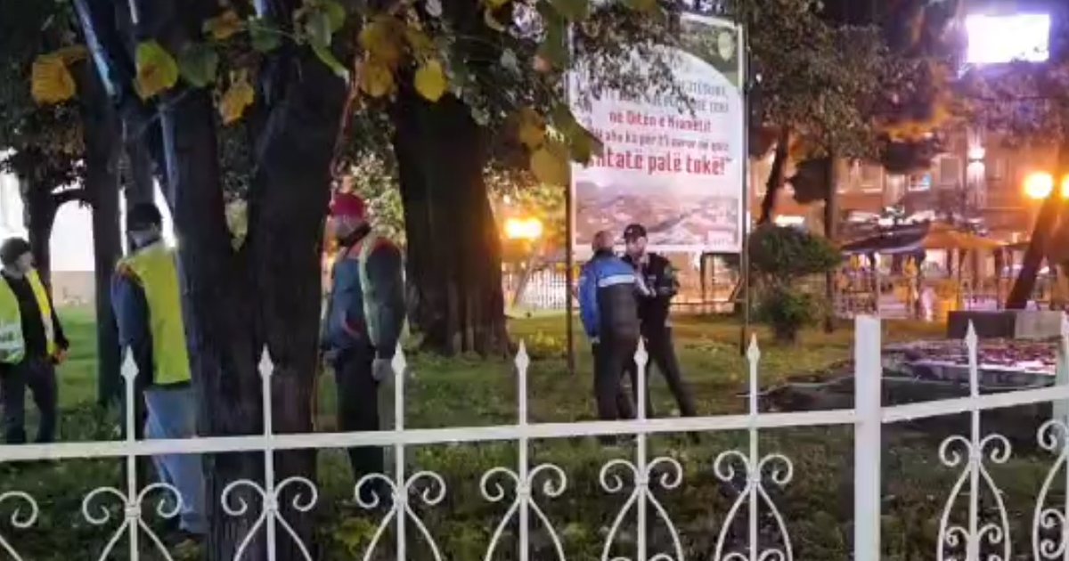 Heqja e tabelës në oborrin e xhamisë, Myftiu i Shkodrës shpërthen ndaj drejtorit të Policisë: Një rrugaç me pushtet! Askush nuk mund ta ndalë të vërtetën Heqja e tabelës në oborrin e xhamisë, Myftiu i Shkodrës shpërthen ndaj drejtorit të Policisë: Një rrugaç me pushtet! Askush nuk mund ta ndalë të vërtetën