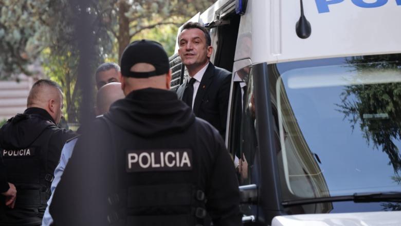 Rama për arrestimin e Veliajt: Nuk bën vaki në BE të merret kryebashkiaku nga zyra dhe ta çojnë në burg pa gjyq Rama për arrestimin e Veliajt: Nuk bën vaki në BE të merret kryebashkiaku nga zyra dhe ta çojnë në burg pa gjyq