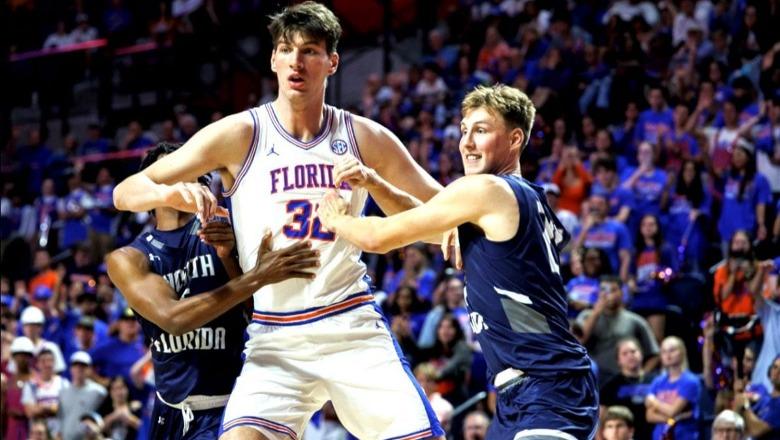 Njihuni me Olivier Rioux, basketbollistin 19-vjeçar që vendosi rekord në SHBA! I gjatë 2.36 metër, vesh këpucë me numrin 55 Njihuni me Olivier Rioux, basketbollistin 19-vjeçar që vendosi rekord në SHBA! I gjatë 2.36 metër, vesh këpucë me numrin 55