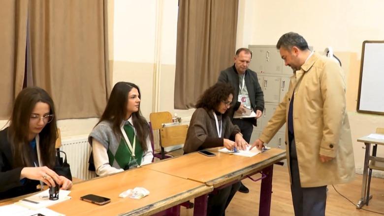 Balotazhi në Kosovë/ Pjesëmarrja 32.5%! LDK fiton 5 komuna, LVV dhe AAK nga 4, PDK 3! Lista Serbe rimerr Kllokotin! Mamusha me minoritet turk zgjedh KDPT Balotazhi në Kosovë/ Pjesëmarrja 32.5%! LDK fiton 5 komuna, LVV dhe AAK nga 4, PDK 3! Lista Serbe rimerr Kllokotin! Mamusha me minoritet turk zgjedh KDPT