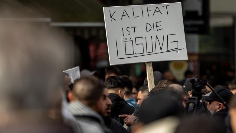 Gjermania nis një aksion kundër propagandës islamiste në 12 lande, mbi 50 urdhër bastisje ndaj personave të dyshuar Gjermania nis një aksion kundër propagandës islamiste në 12 lande, mbi 50 urdhër bastisje ndaj personave të dyshuar