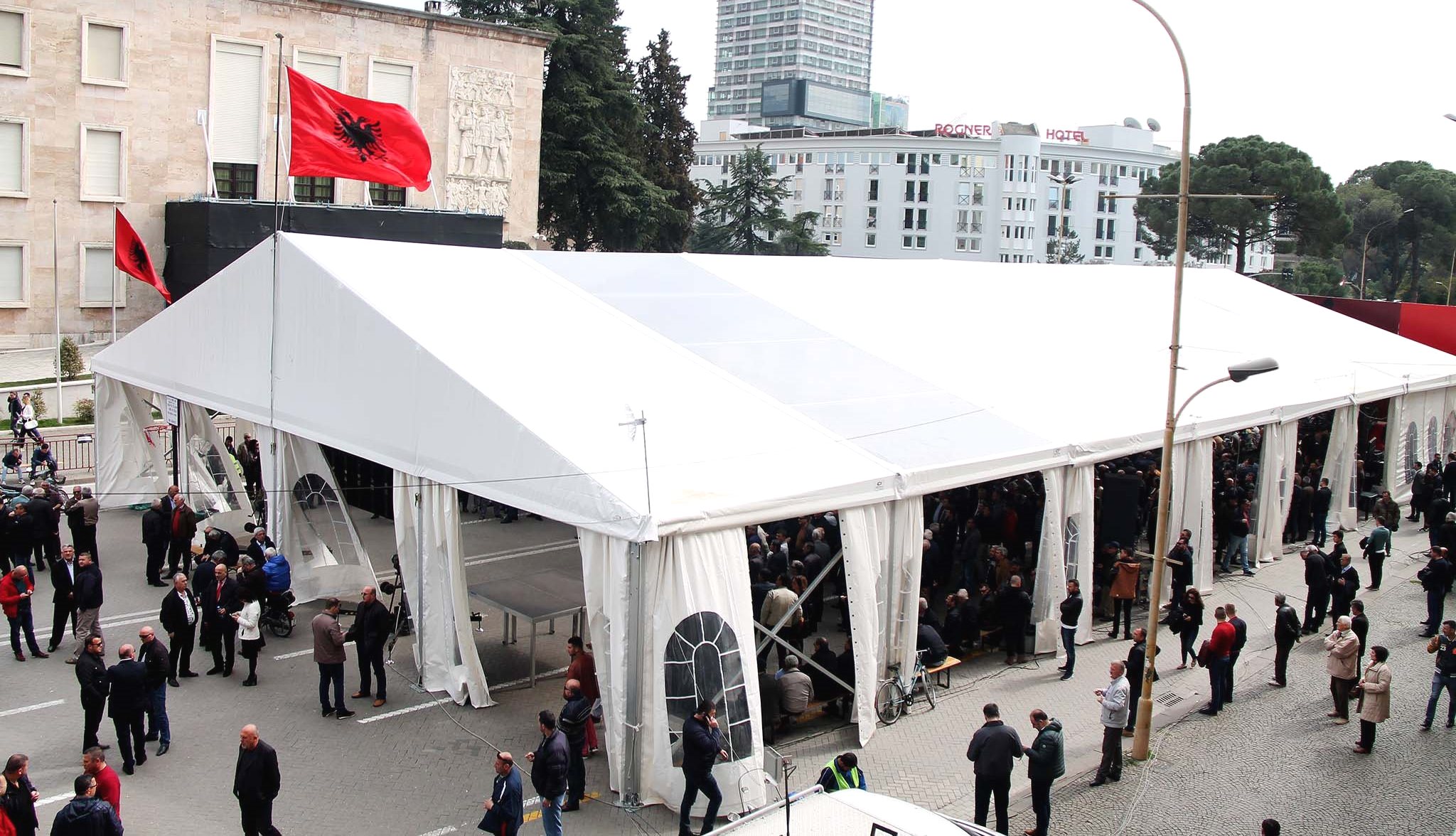 Muli përgatit çadrën e re para Kryeministrisë Muli përgatit çadrën e re para Kryeministrisë