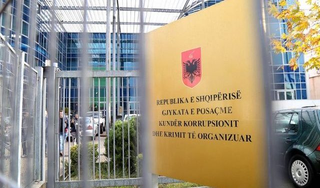 Skandalet e reformës! Neni 14: Neni që vë gjyqtarët e posaçëm nën varësinë e SPAK Skandalet e reformës! Neni 14: Neni që vë gjyqtarët e posaçëm nën varësinë e SPAK