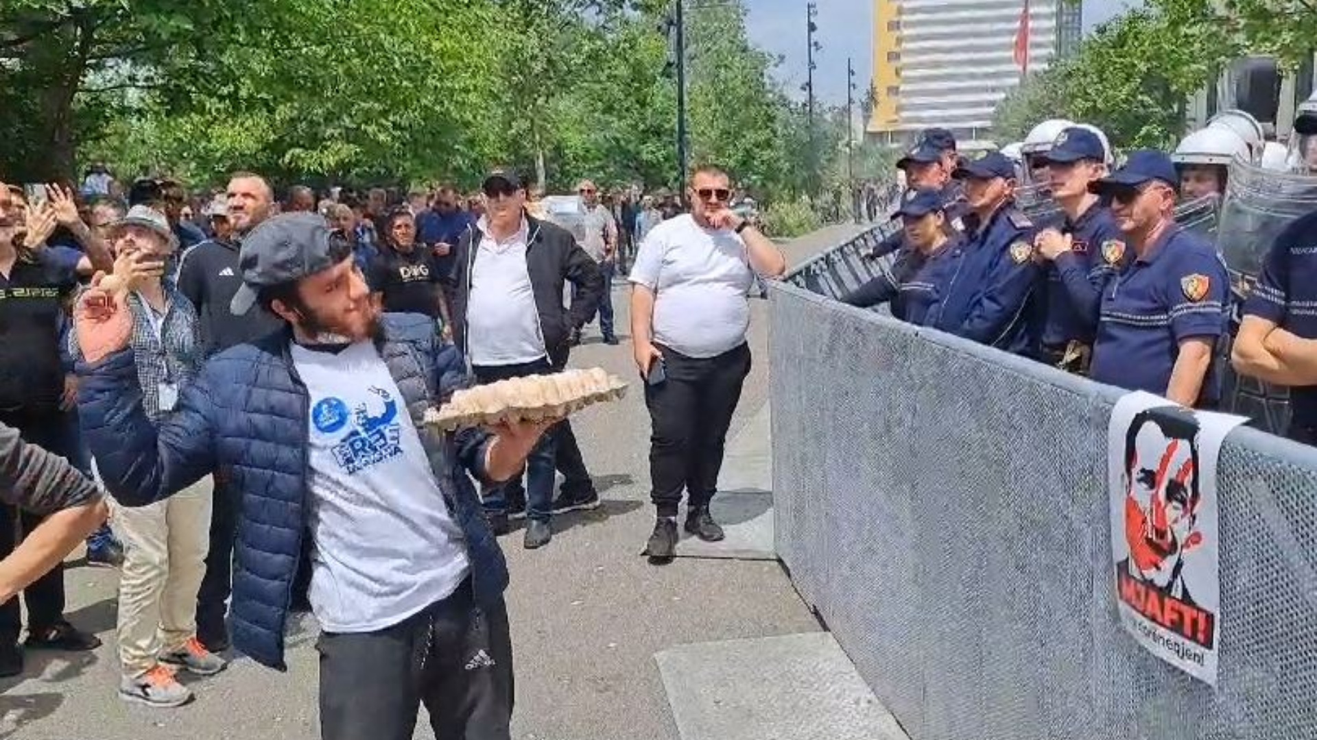 Diversioni i një “lideri” me popull hua Diversioni i një “lideri” me popull hua