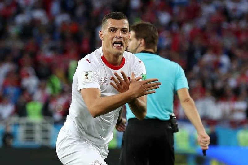 Taulant Xhaka i del në mbrojtje vëllait të tij, pas sulmeve nga tifozët: Krenaria e shqiptarëve, deri në vdekje me ty Taulant Xhaka i del në mbrojtje vëllait të tij, pas sulmeve nga tifozët: Krenaria e shqiptarëve, deri në vdekje me ty