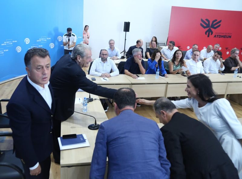 Opozitar me makinë 100 mijë euro nuk frymëzon”! Ish-deputeti i PD: Të themelohet UÇD, Ushtria Çlirimtare e Demokratëve