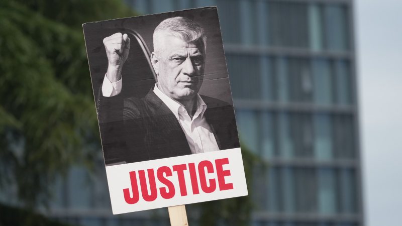 Në Hagë, pranë UÇK, kur vijnë titanët… Në Hagë, pranë UÇK, kur vijnë titanët…