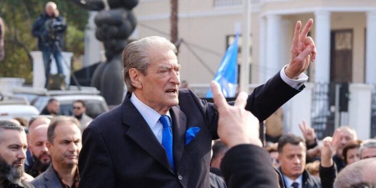 Sali Berisha: S’e kam fajin unë, pse njerëzit nuk dalin në protestë, por në shesh çdo ditë derisa të rrëzoj Ramën…pas vdekjes ! Sali Berisha: S’e kam fajin unë, pse njerëzit nuk dalin në protestë, por në shesh çdo ditë derisa të rrëzoj Ramën…pas vdekjes !