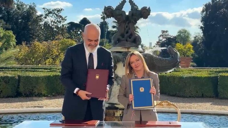 Mbledhja e përbashkët mes qeverive Shqipëri–Itali: Rama dhe Meloni firmosin 16 marrëveshje të ndërsjellta Mbledhja e përbashkët mes qeverive Shqipëri–Itali: Rama dhe Meloni firmosin 16 marrëveshje të ndërsjellta