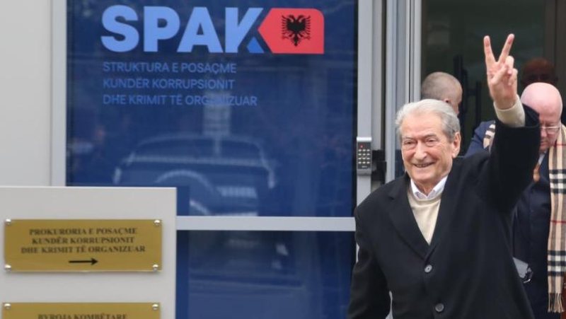 Ironia e Manjanit për thirrjen e Berishës në SPAK: Mora zarfin për 21 Janarin… por ishte bosh Ironia e Manjanit për thirrjen e Berishës në SPAK: Mora zarfin për 21 Janarin… por ishte bosh