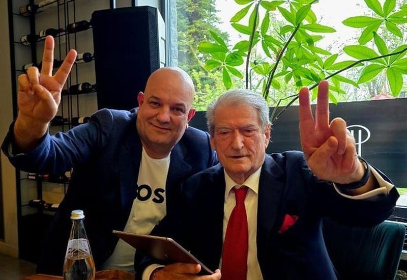 Demokrati Ilir Vrenozi refuzon protestën e thirrur nga Berisha: Nuk dua të më duket vetja k**! Boll më se u lodha Demokrati Ilir Vrenozi refuzon protestën e thirrur nga Berisha: Nuk dua të më duket vetja k**! Boll më se u lodha