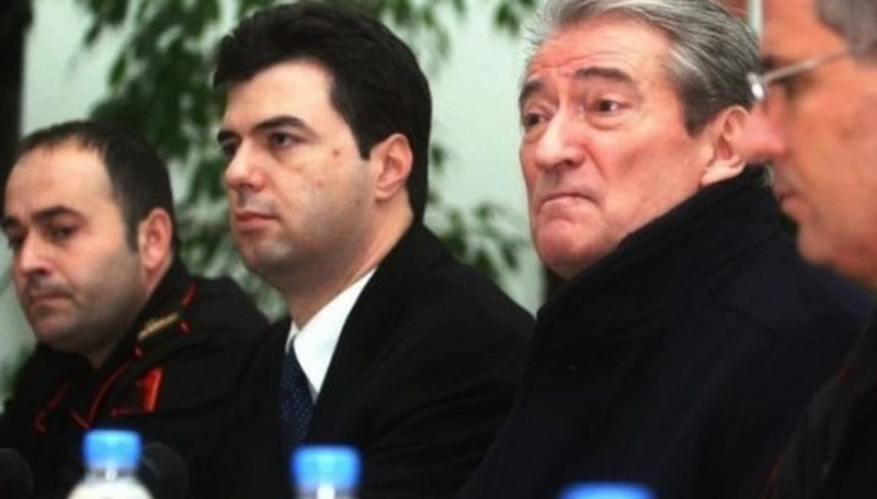 “21 janari, Berisha vazhdon përdor gënjeshtrat e ditës së parë të protestës:  Protestuesit me armë! Më erdhi Basha në zyrë pasi u thyen xhamat me plumba! Më kërkoi të evakuohesha, nuk pranova