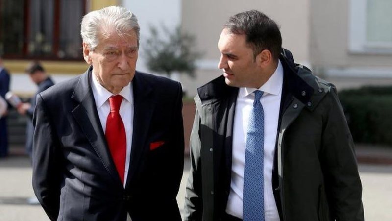 “Nuk jam pjesë e konflikteve të brendshme të asnjë partie”! Reagon Këlliçi: Janë shpifje të qëllimshme, do t’i ndjek në rrugë ligjore “Nuk jam pjesë e konflikteve të brendshme të asnjë partie”! Reagon Këlliçi: Janë shpifje të qëllimshme, do t’i ndjek në rrugë ligjore