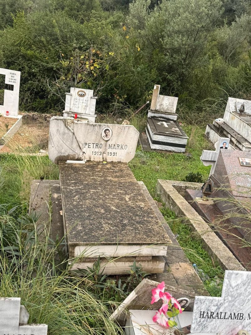 Një foto që na turpëron