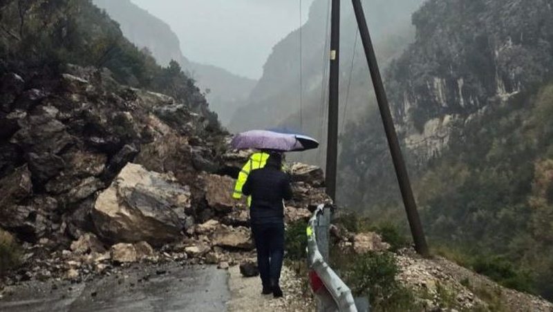 Rënia e gurëve bllokon aksin drejt Bovillës Rënia e gurëve bllokon aksin drejt Bovillës