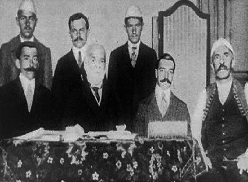 “Edhe pse një bashkëpunëtor i ngushtë i Sulltanit, Ismail Qemal Vlora ishte një nga politikanët e paktë të asaj kohe që trajtoi çështjen armene” “Edhe pse një bashkëpunëtor i ngushtë i Sulltanit, Ismail Qemal Vlora ishte një nga politikanët e paktë të asaj kohe që trajtoi çështjen armene”