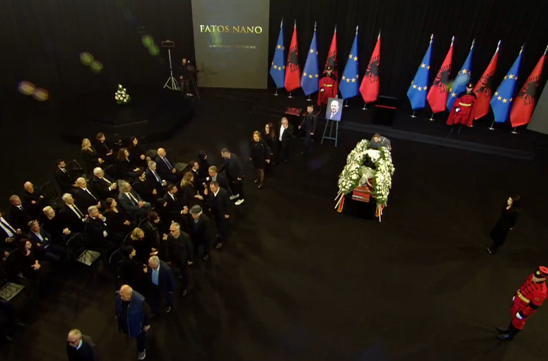 Me topa, me lule, me lot… Ish-kryeministri prehet në varrezat e Sharrës