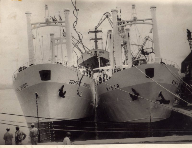 Anijet tregtare braktisin flamurin shqiptar Anijet tregtare braktisin flamurin shqiptar