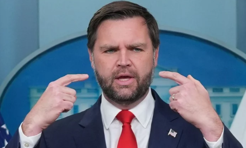 Aksidentohet autokolona e J.D Vance, një oficer policie në gjendje të rëndë Aksidentohet autokolona e J.D Vance, një oficer policie në gjendje të rëndë