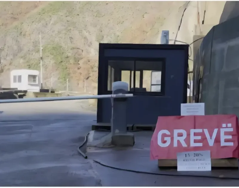 Mjerim nuk është të jesh i varfër. Mjerim është të kapardisesh në luks dhe t’i thuash vetes socialist Mjerim nuk është të jesh i varfër. Mjerim është të kapardisesh në luks dhe t’i thuash vetes socialist