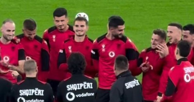 Ndjesë dhe duartrokitje, Armando Broja mban fjalim para ekipit në stërvitjen e fundit në “Air Albania” Ndjesë dhe duartrokitje, Armando Broja mban fjalim para ekipit në stërvitjen e fundit në “Air Albania”