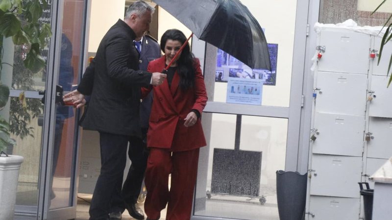 Skandali vazhdon! Gjyqtari i vetëm i GJKKO së shkallë së parë zbardh vendimin pas seancës për shkarkimin e zv. kryeministres…. si punonjëse e administratës! Juristët: Ky vendimi është “nul” nëse ankimohet në Apel Skandali vazhdon! Gjyqtari i vetëm i GJKKO së shkallë së parë zbardh vendimin pas seancës për shkarkimin e zv. kryeministres…. si punonjëse e administratës! Juristët: Ky vendimi është “nul” nëse ankimohet në Apel